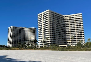 Exterior - Beachfront Oasis: Walk to the waves! (Marco Island)