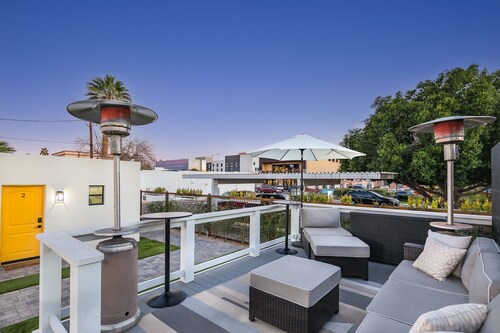 Be in the Heart Of Chandler, Walking Distance to Golf, Shops, Resturants, & More