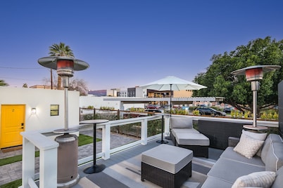 Be in the Heart Of Chandler, Walking Distance to Golf, Shops, Resturants, & More