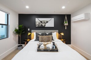 3 slaapkamers, een strijkplank/strijkijzer, gratis wifi, beddengoed