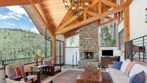 House, 5 Bedrooms | Living room