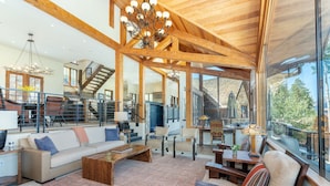 House, 5 Bedrooms | Living room