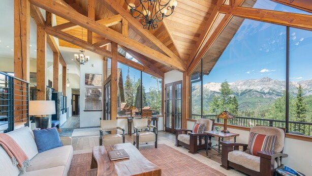 House, 5 Bedrooms | Living room