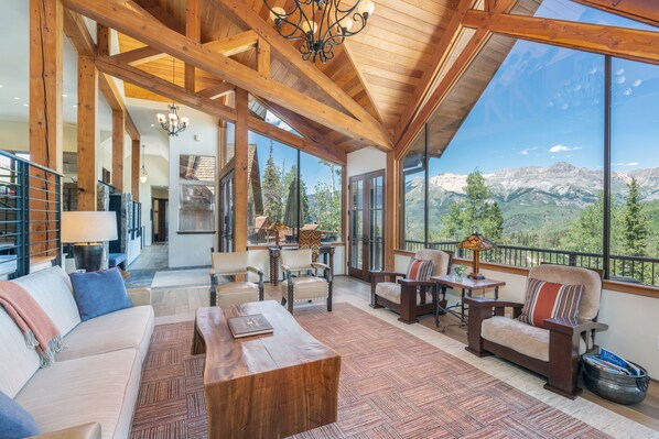 House, 5 Bedrooms | Living room