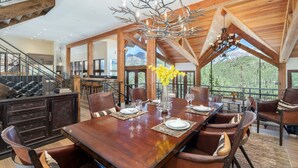 House, 5 Bedrooms | Dining