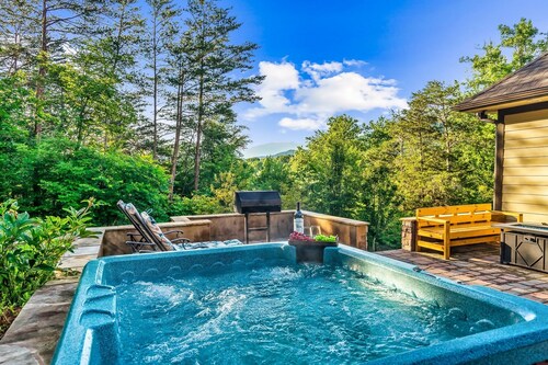 Luxury Villa! Backyard, 1 mile to Parkway! Hot tub & Gameroom! 