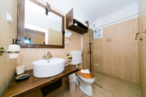 Comfort Triple Room | Bathroom | Free toiletries, hair dryer, bathrobes, towels