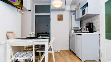 Comfort Triple Room | Private kitchen | Fridge, microwave, stovetop, coffee/tea maker