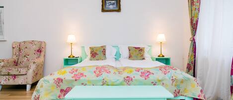 Kolmen hengen comfort-huone | Äänieristys, silitysrauta/-lauta, ilmainen Wi-Fi, vuodevaatteet