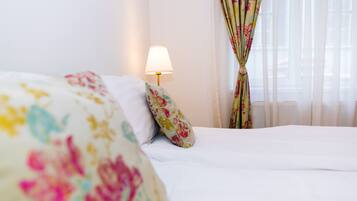 Comfort Triple Room | Soundproofing, iron/ironing board, free WiFi, bed sheets