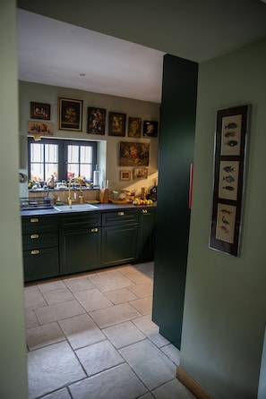 Fridge, microwave, oven, stovetop - Riverside Cottage Dinant (Dinant)