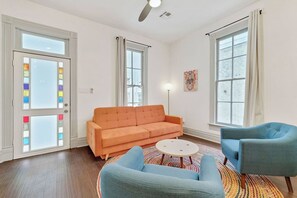 Smart TV, libros y biblioteca musical 