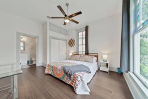 3 camere, una scrivania, ferro/asse da stiro, culla da viaggio