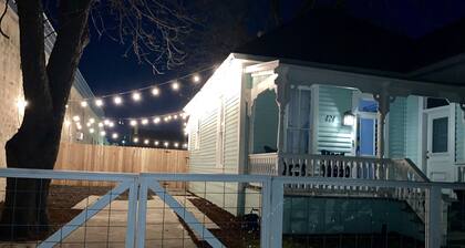 Historic home with heated lounge pool: Walk to downtown San Antonio & Alamodome!