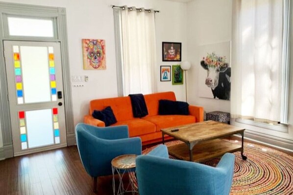 Smart TV, libros y biblioteca musical 