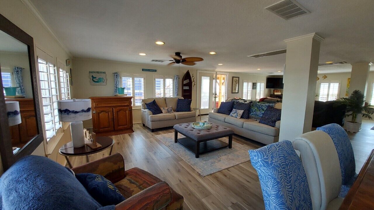 Beautiful Gulf views and huge living area. Sleeps 15