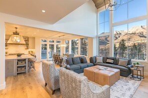 House, 4 Bedrooms | Living room