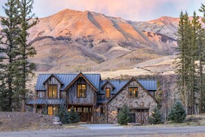 House, 4 Bedrooms | Exterior