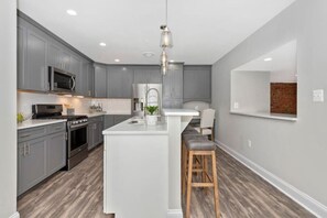 Refrigerador, microondas, horno y parrilla de estufa