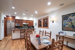 Casa de ciudad, 3 habitaciones | Restaurantes