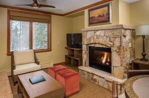 Een televisie, een open haard en een dvd-speler