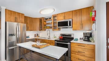 Refrigerador, microondas, horno y parrilla de estufa