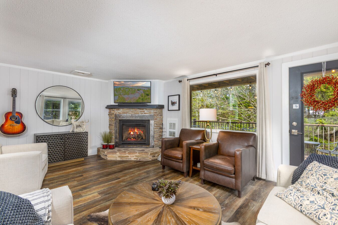 Televisión de pantalla plana, chimenea, libros y bocina smart 