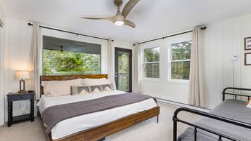 3 bedrooms, desk, iron/ironing board, free WiFi