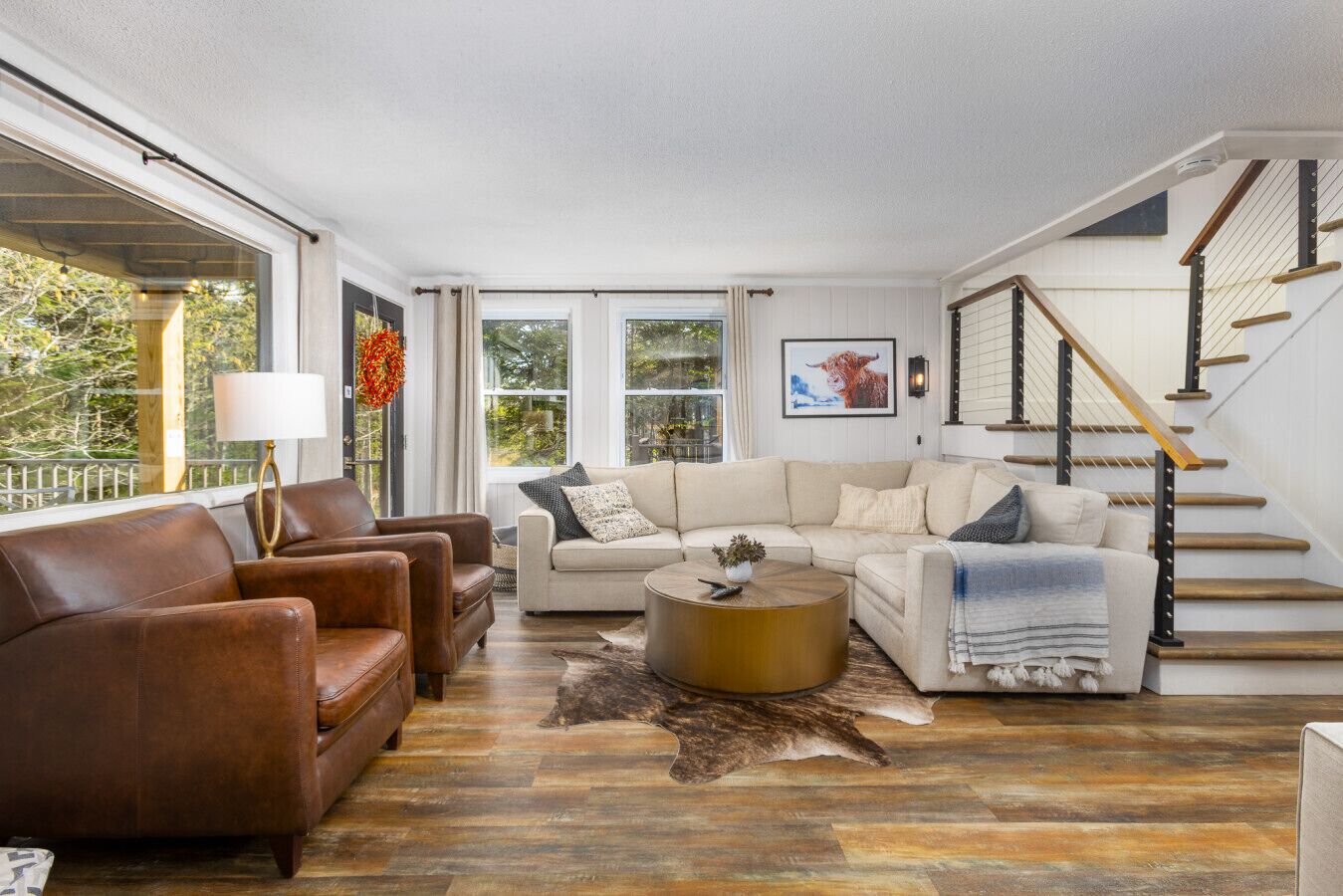 平板电视、壁炉、书、智能音箱