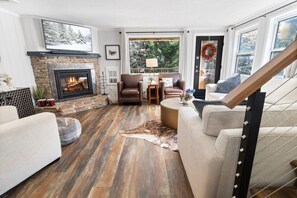 Flat-screen TV, fireplace, books, smart speakers - Boards & Bikes—Secluded Luxury Next to the Village (Treetop 29) (Snowshoe)