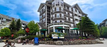 Boards & Bikes—Secluded Luxury Next to the Village (Treetop 29)