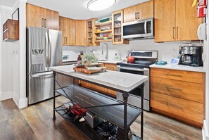 Fridge, microwave, oven, stovetop - Boards & Bikes—Secluded Luxury Next to the Village (Treetop 29) (Snowshoe)