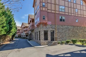 Exterior - Indoor Pool! Close To Dollywood And The Parkway! Minutes to Ripken Field! (Pigeon Forge)