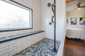 2 bedrooms, WiFi, bed sheets - Indoor Pool! Close To Dollywood And The Parkway! Minutes to Ripken Field! (Pigeon Forge)