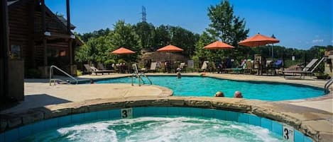 Una piscina techada, una piscina al aire libre