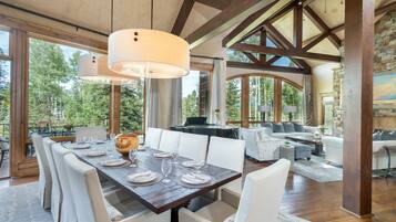 House, 5 Bedrooms | Living room