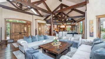 House, 5 Bedrooms | Living room