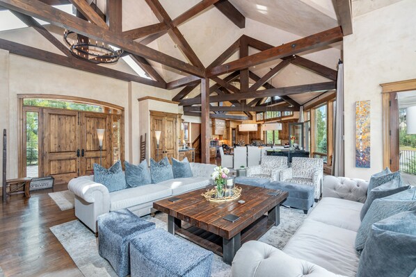 House, 5 Bedrooms | Living room