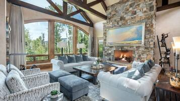 House, 5 Bedrooms | Living room