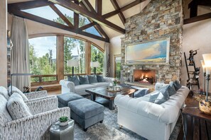 House, 5 Bedrooms | Living room