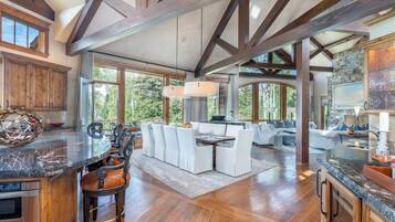 House, 5 Bedrooms | Living room