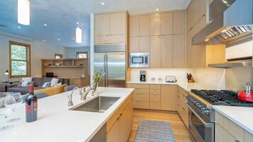 House, 3 Bedrooms | Private kitchen