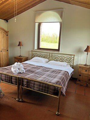 4 bedrooms, iron/ironing board, WiFi, bed sheets