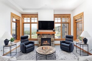 Smart TV, fireplace