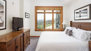 3 soverom, skrivebord, strykejern/-brett og reiseseng for barn