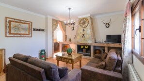 TV, fireplace, DVD player, stereo - Villa Antisa Villanueva de la Concepción by Ruralidays (Málaga)