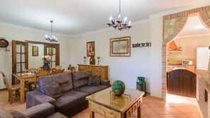 Fernseher, Kamin, DVD-Player, Stereoanlage