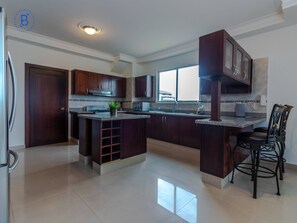 Køleskab, mikrobølgeovn, ovn, kogeplade