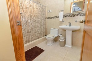 Shower, hair dryer, towels, shampoo - Private Floor in Sosúa Villa in the Center of town (Sosúa)