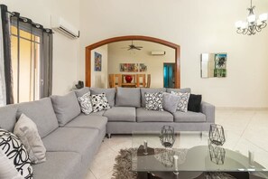 Fernseher, DVD-Player, Stereoanlage, Arbeitsbereiche